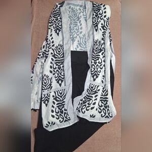 Stylish Black and White Patterned Women's Sweater
